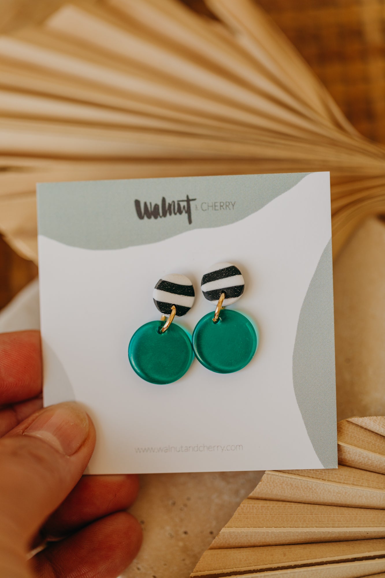 YOYO – kleine dunkelgrüne Ohrringe schwarz-weiß gestreift