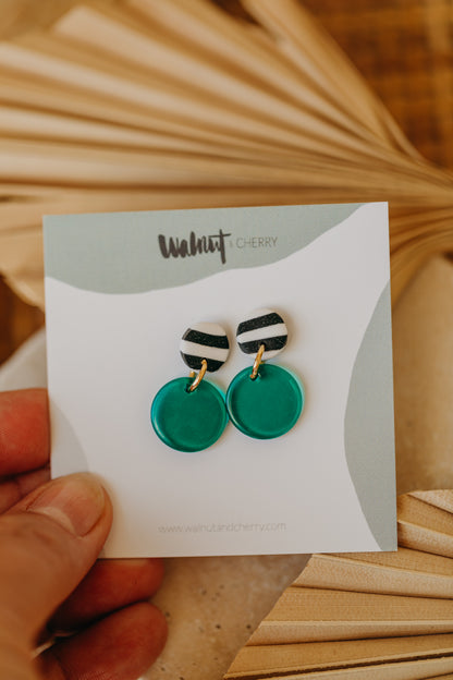 YOYO – kleine dunkelgrüne Ohrringe schwarz-weiß gestreift