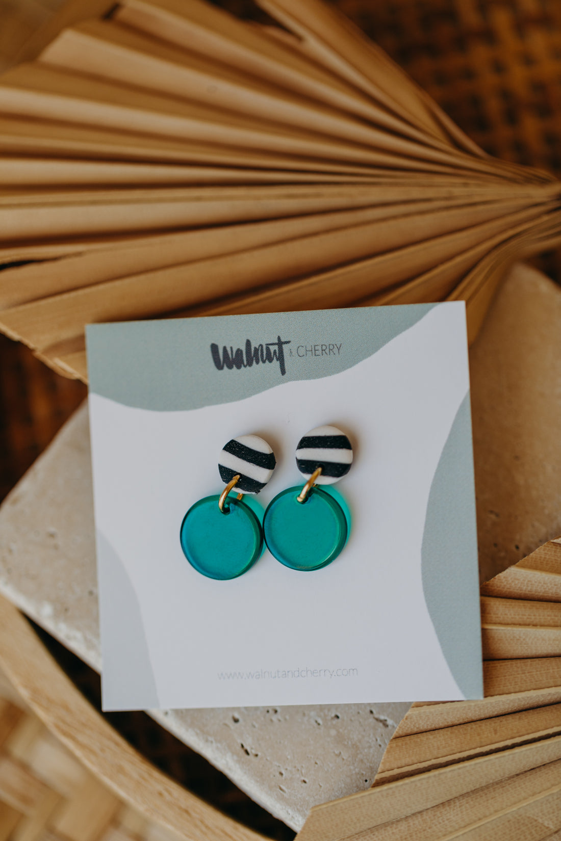 YOYO – kleine dunkelgrüne Ohrringe schwarz-weiß gestreift