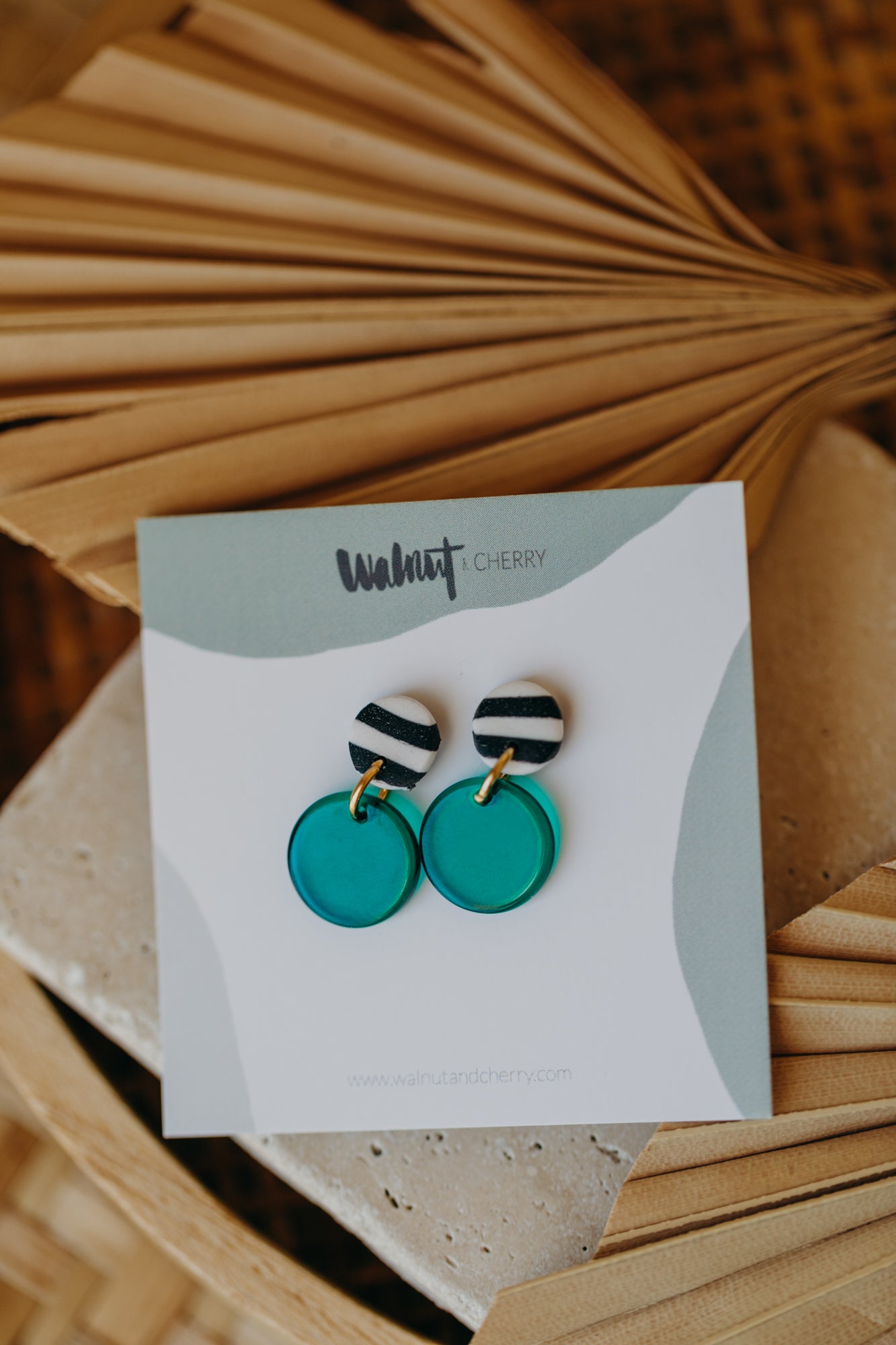 YOYO – kleine dunkelgrüne Ohrringe schwarz-weiß gestreift