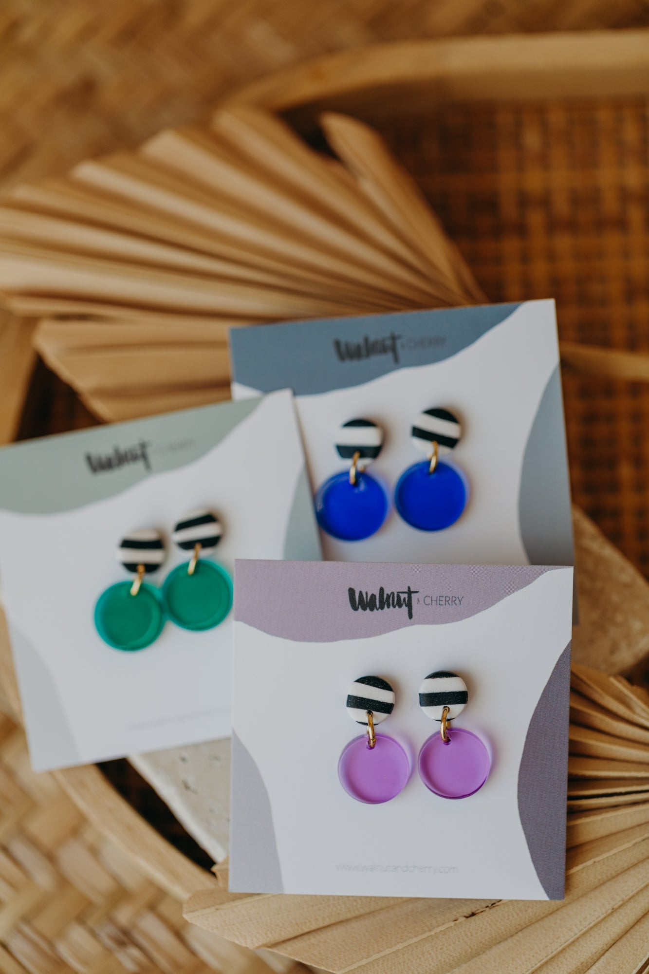 YOYO – kleine dunkelgrüne Ohrringe schwarz-weiß gestreift