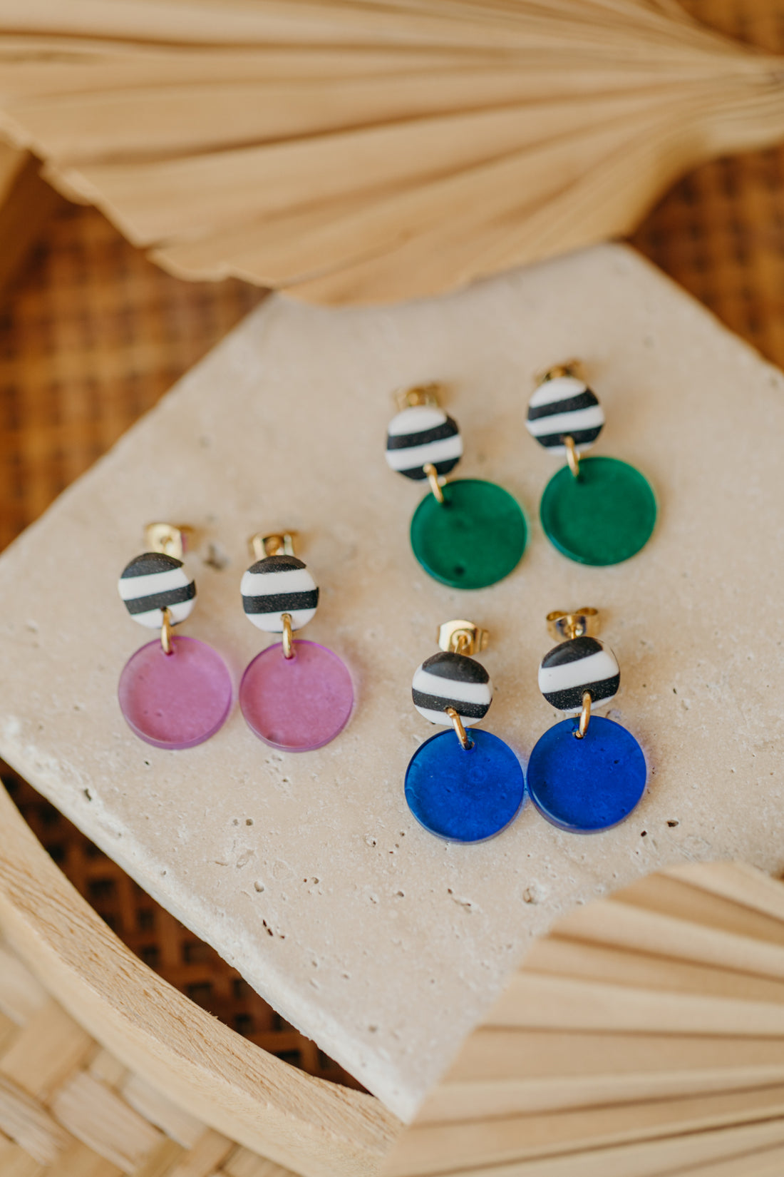 YOYO – kleine lila Ohrringe schwarz-weiß gestreift