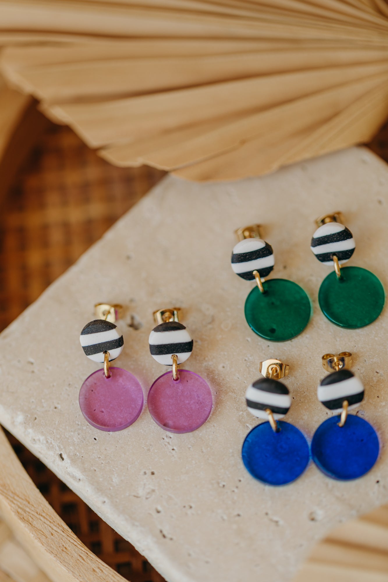 YOYO – kleine lila Ohrringe schwarz-weiß gestreift