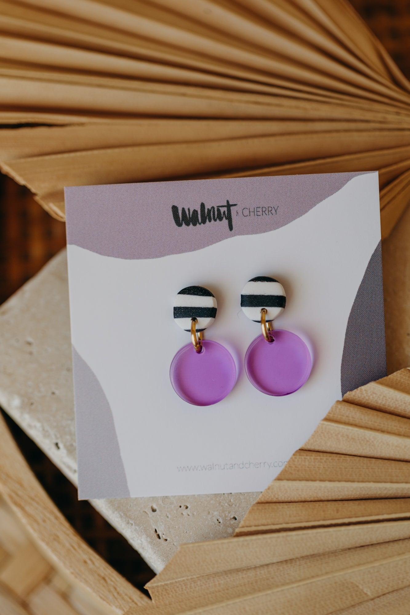 YOYO – kleine lila Ohrringe schwarz-weiß gestreift