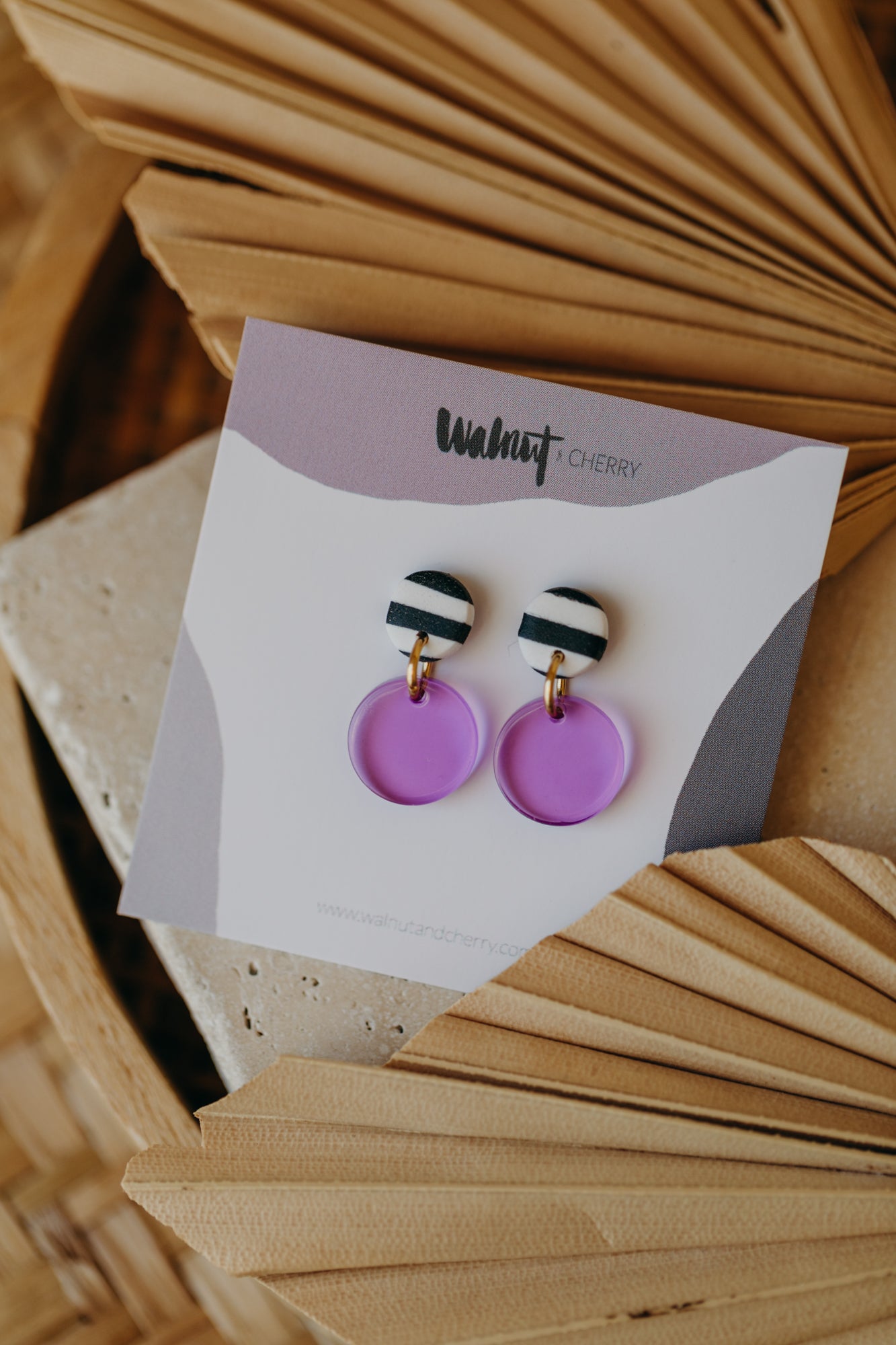 YOYO – kleine lila Ohrringe schwarz-weiß gestreift