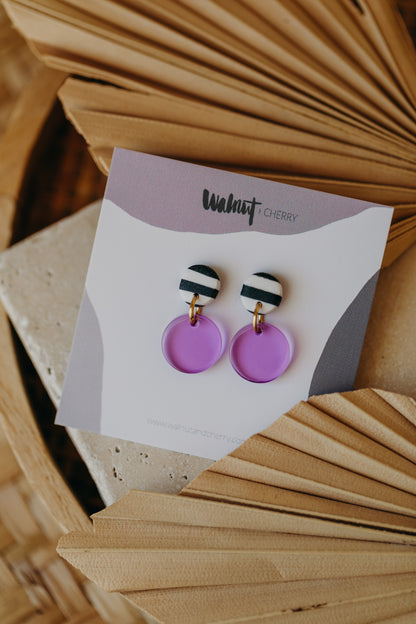 YOYO – kleine lila Ohrringe schwarz-weiß gestreift