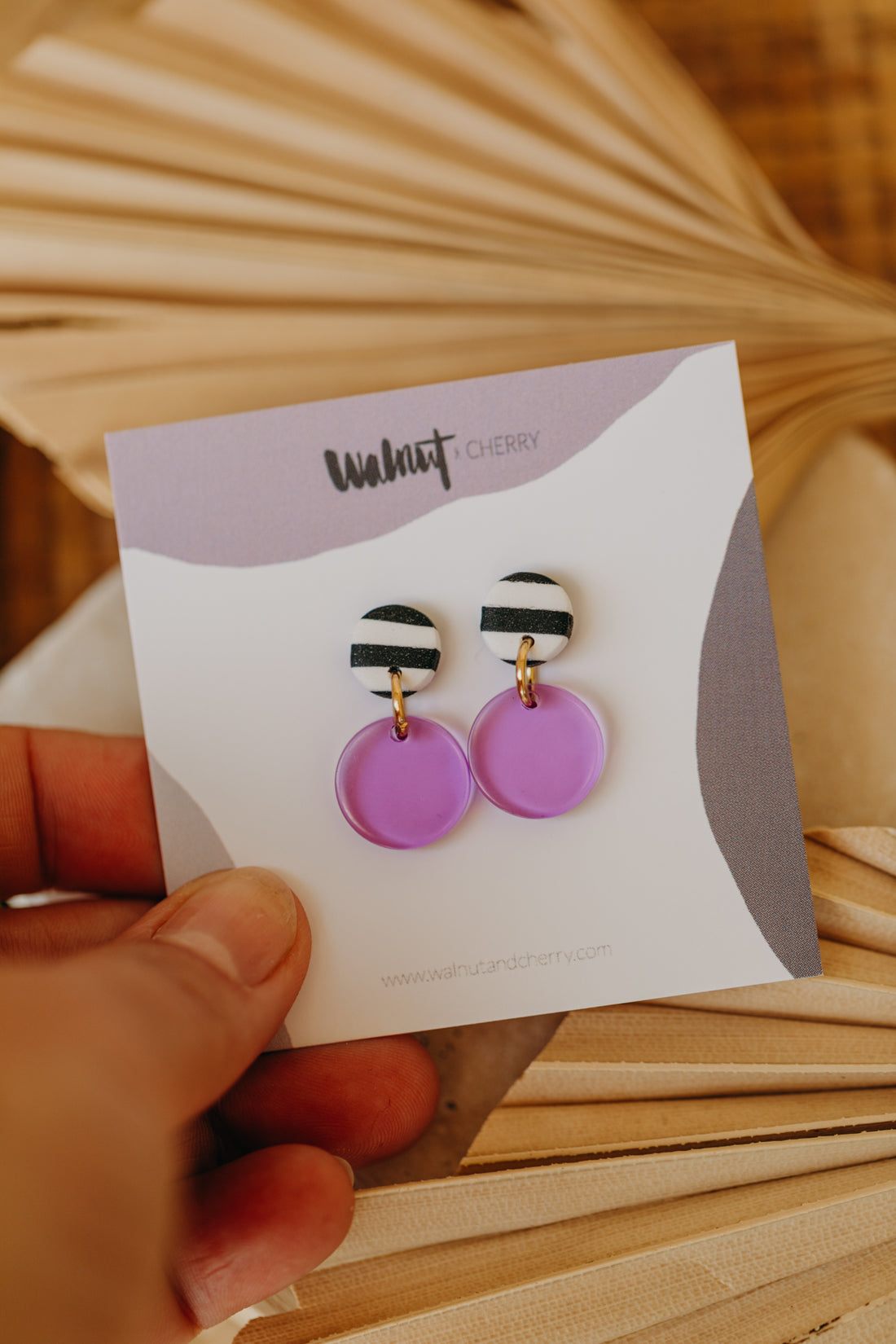 YOYO – kleine lila Ohrringe schwarz-weiß gestreift