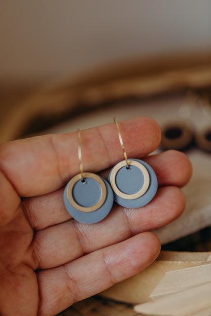 ZUNI - blaue runde Polymer Ton Creolen mit Kreis aus Messing