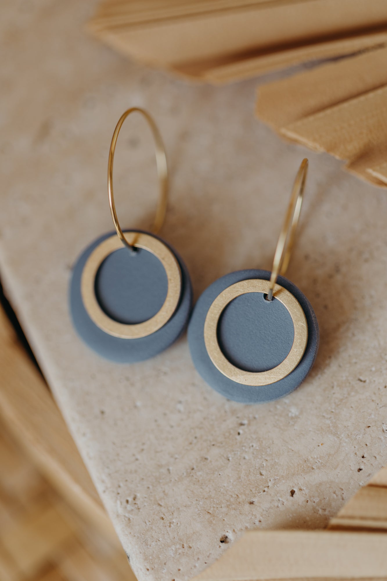 ZUNI - blaue runde Polymer Ton Creolen mit Kreis aus Messing