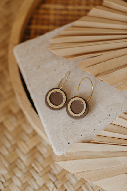 ZUNI – Dark brown earrings with gold hoop and brass circle