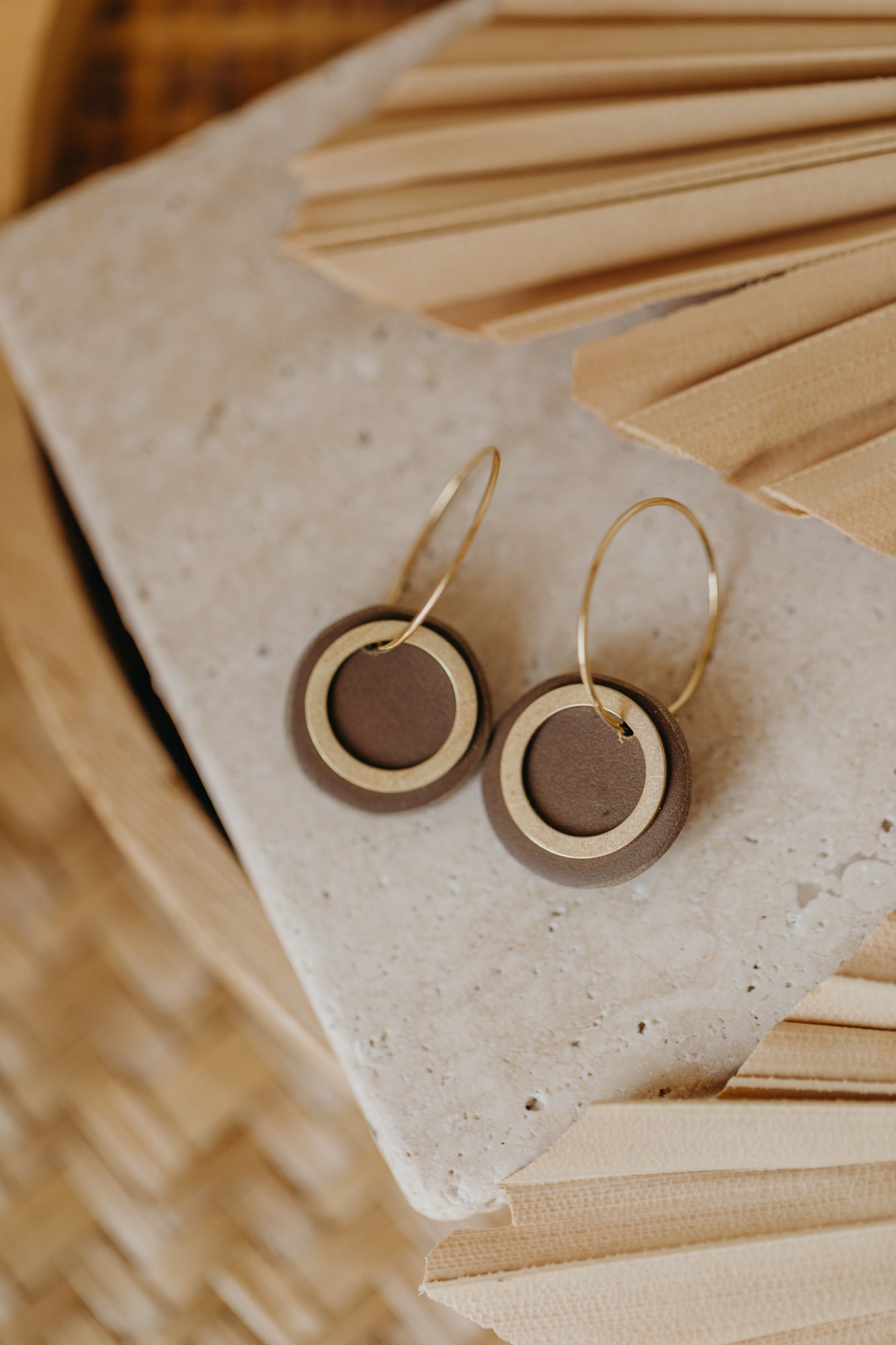 ZUNI – Dark brown earrings with gold hoop and brass circle