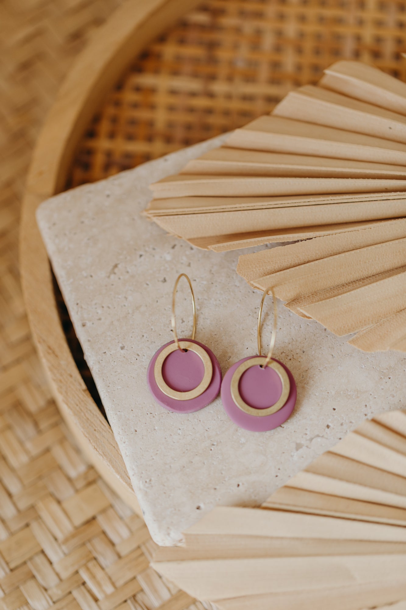 ZUNI – Fuchsia Ohrringe mit goldener Creole und Messing-Kreis