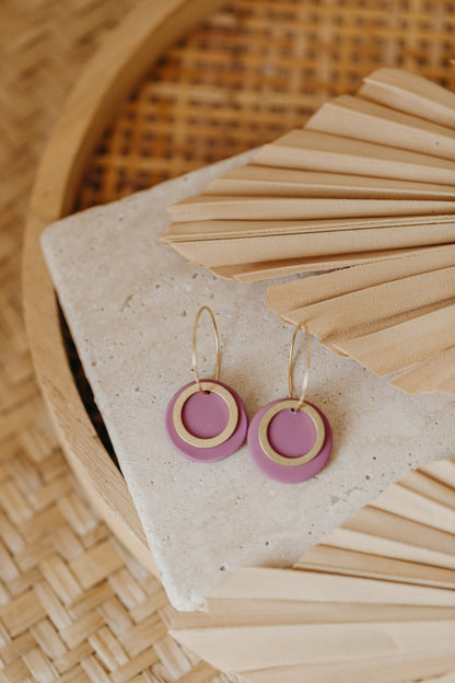 ZUNI – Fuchsia Ohrringe mit goldener Creole und Messing-Kreis