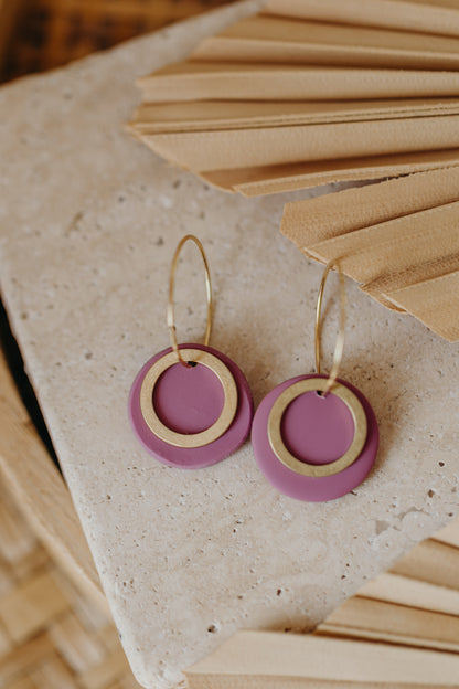 ZUNI – Fuchsia Ohrringe mit goldener Creole und Messing-Kreis