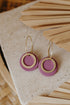 ZUNI – Fuchsia Ohrringe mit goldener Creole und Messing-Kreis