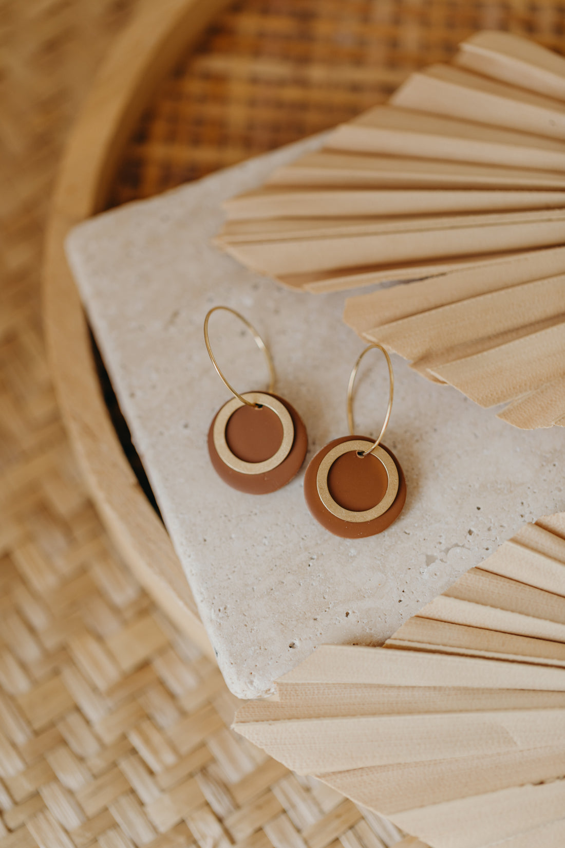 ZUNI – Light brown earrings with gold hoop and brass circle