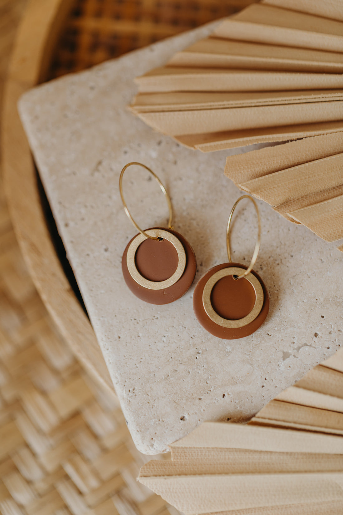 ZUNI – Light brown earrings with gold hoop and brass circle