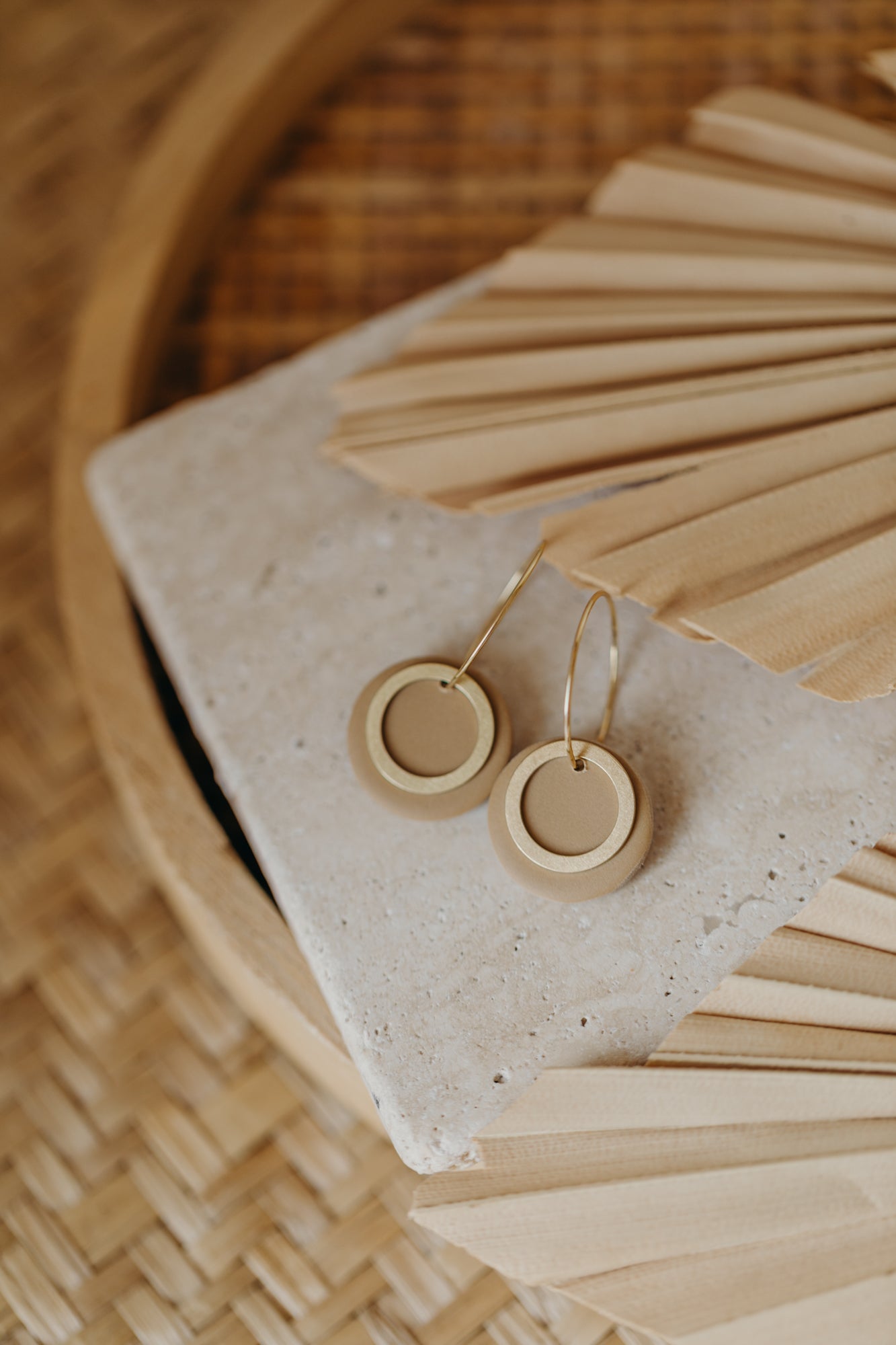 ZUNI – Sandfarbene Ohrringe mit goldener Creole und Messing-Kreis