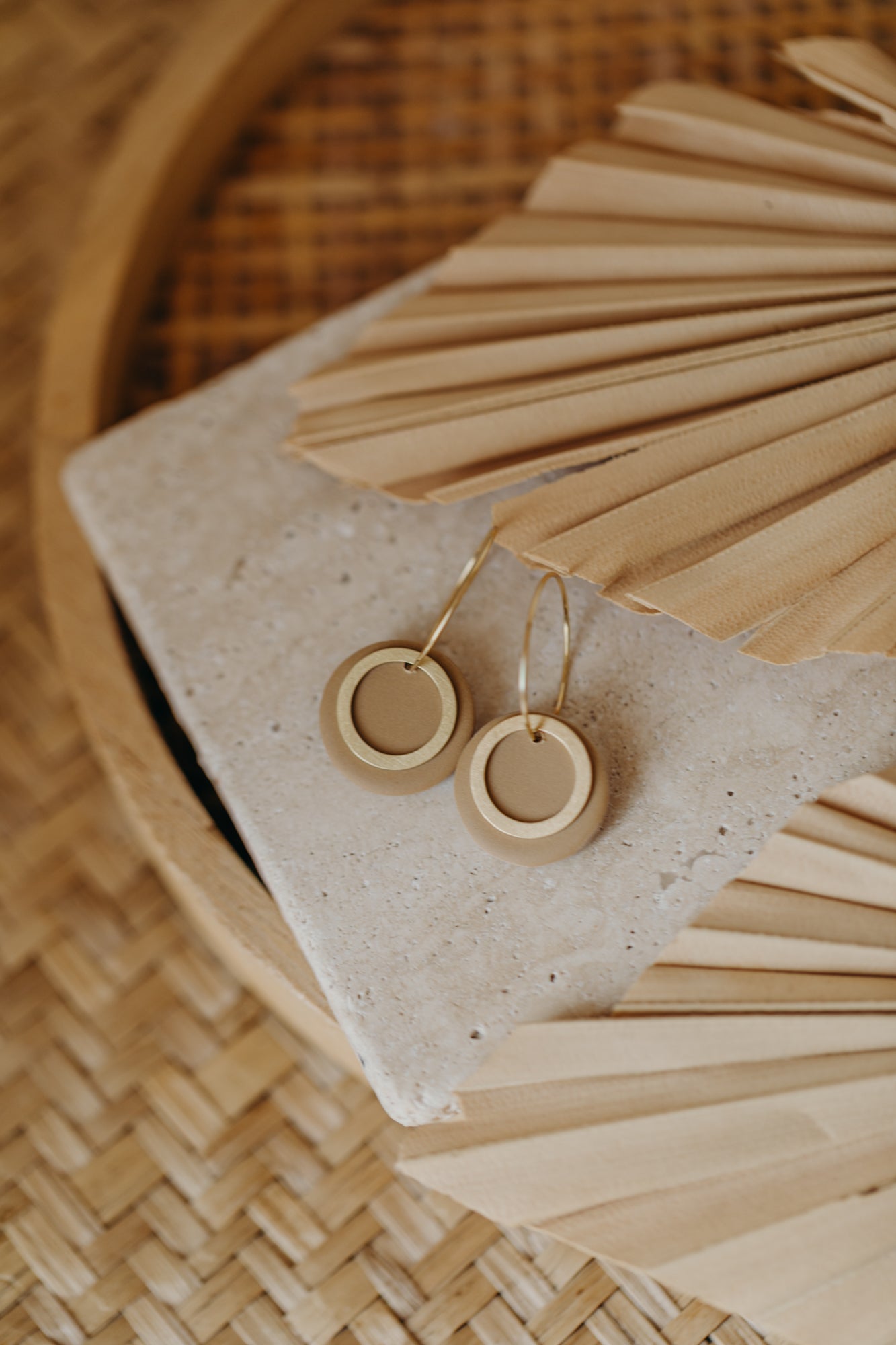 ZUNI – Sandfarbene Ohrringe mit goldener Creole und Messing-Kreis