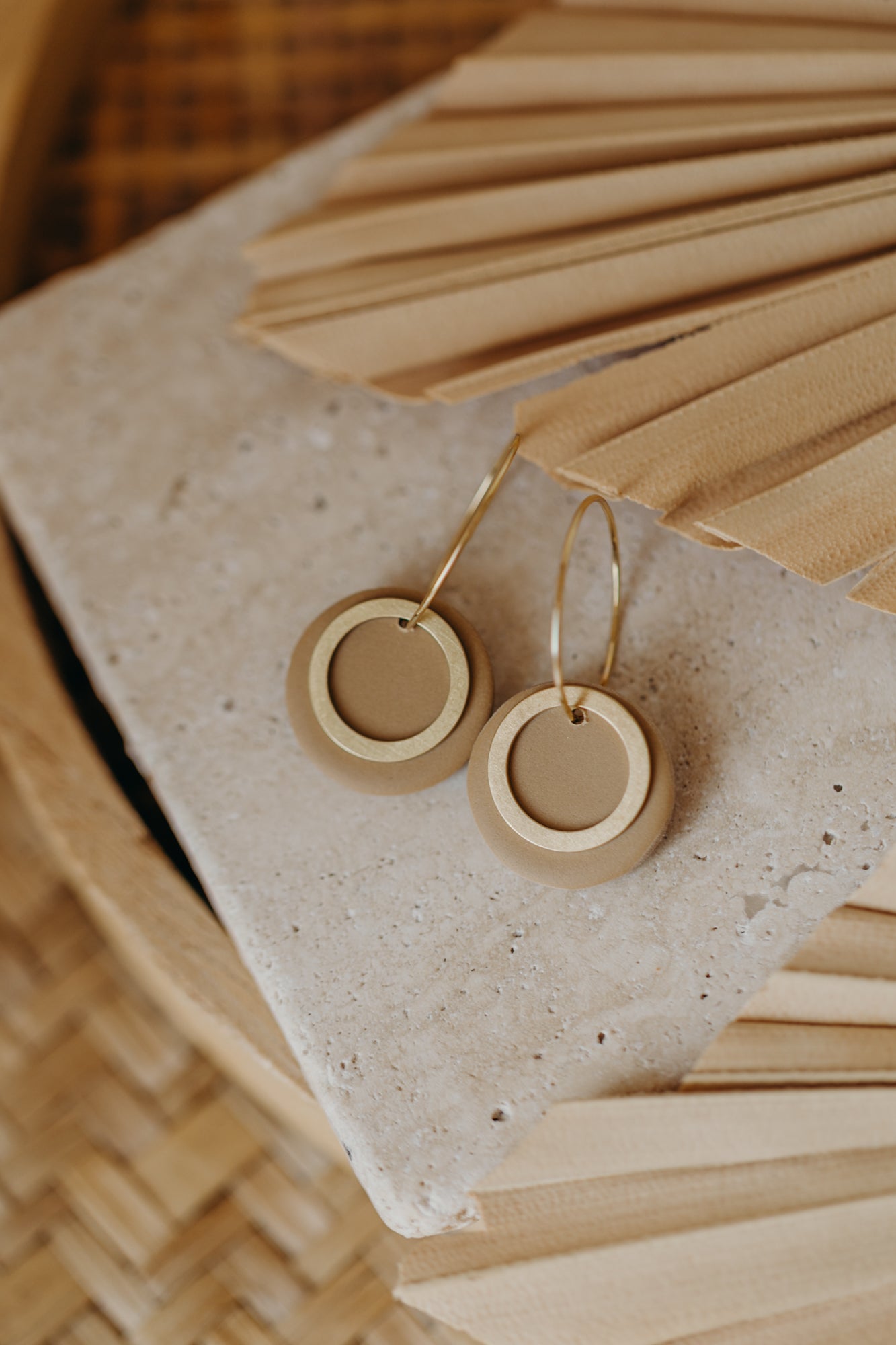 ZUNI – Sandfarbene Ohrringe mit goldener Creole und Messing-Kreis
