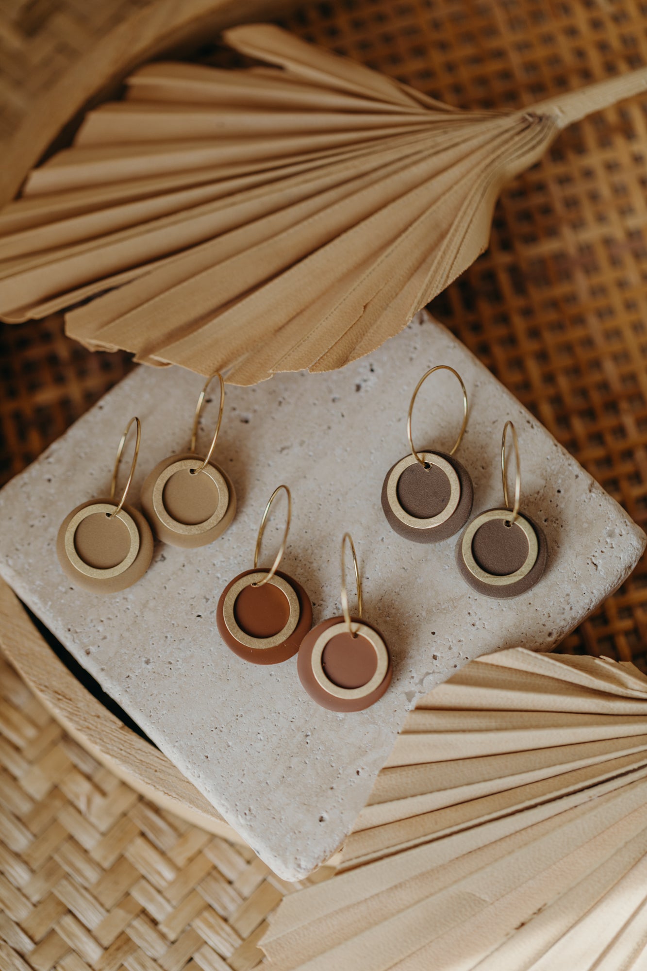 ZUNI – Dark brown earrings with gold hoop and brass circle