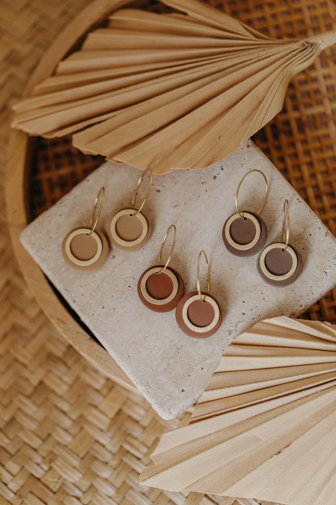 ZUNI – Altrosa Ohrringe mit goldener Creole und Messing-Kreis