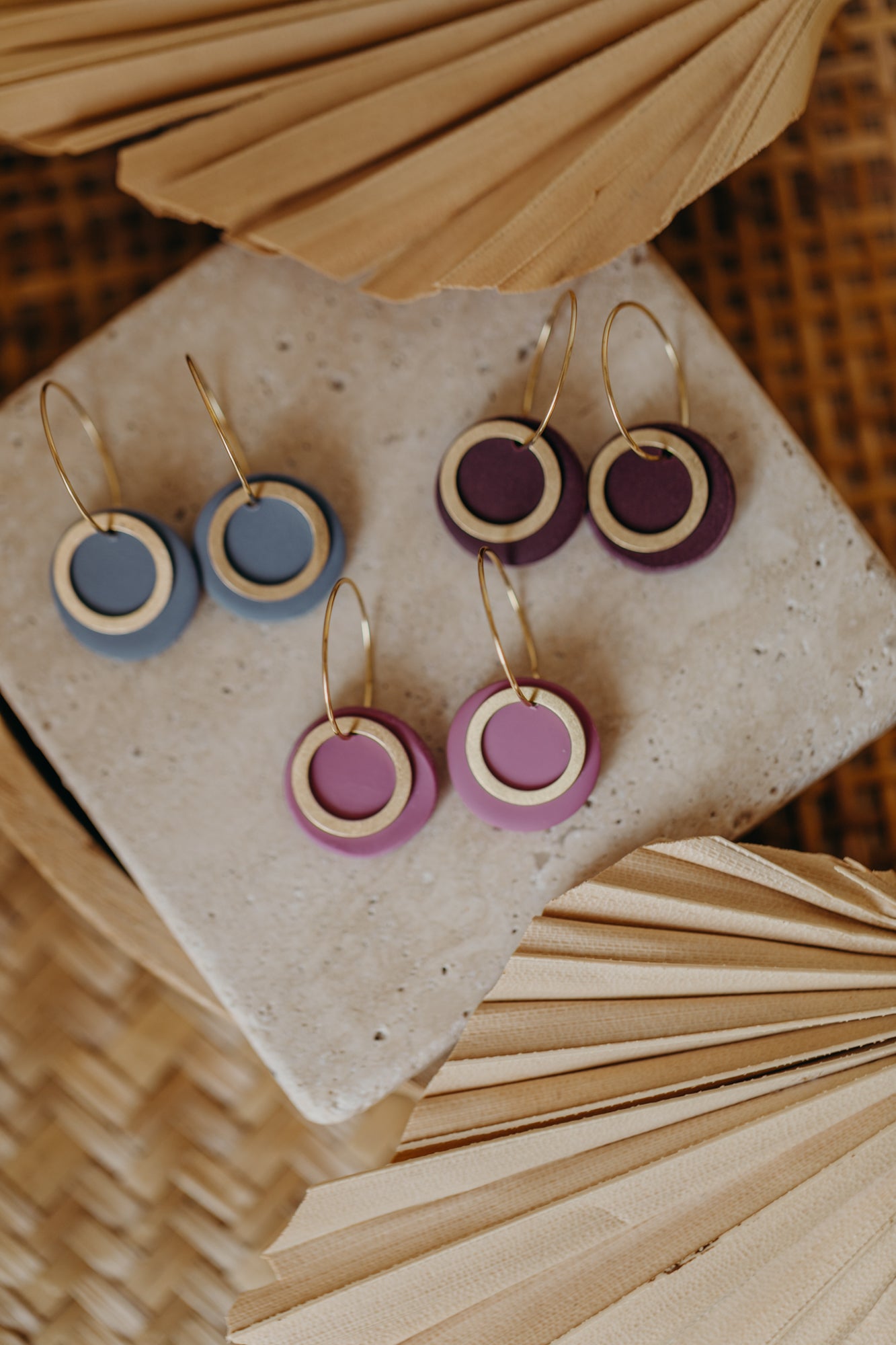 ZUNI – Fuchsia Ohrringe mit goldener Creole und Messing-Kreis