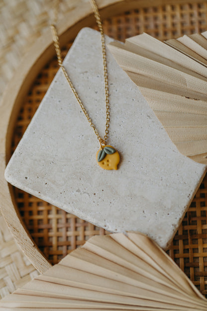 Halskette mit kleiner Zitrone aus Polymer Ton