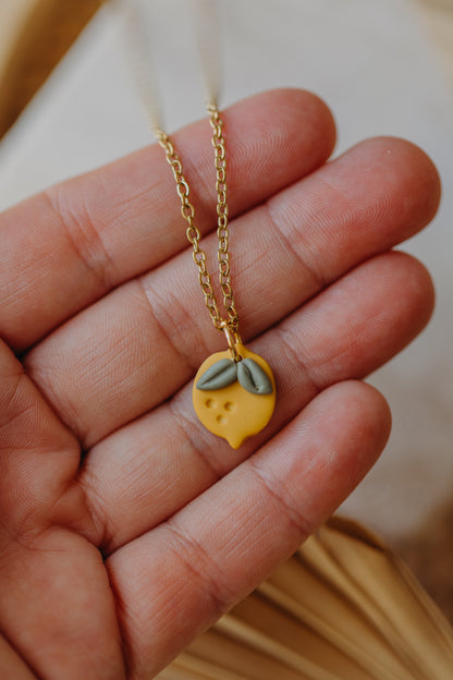 Halskette mit kleiner Zitrone aus Polymer Ton