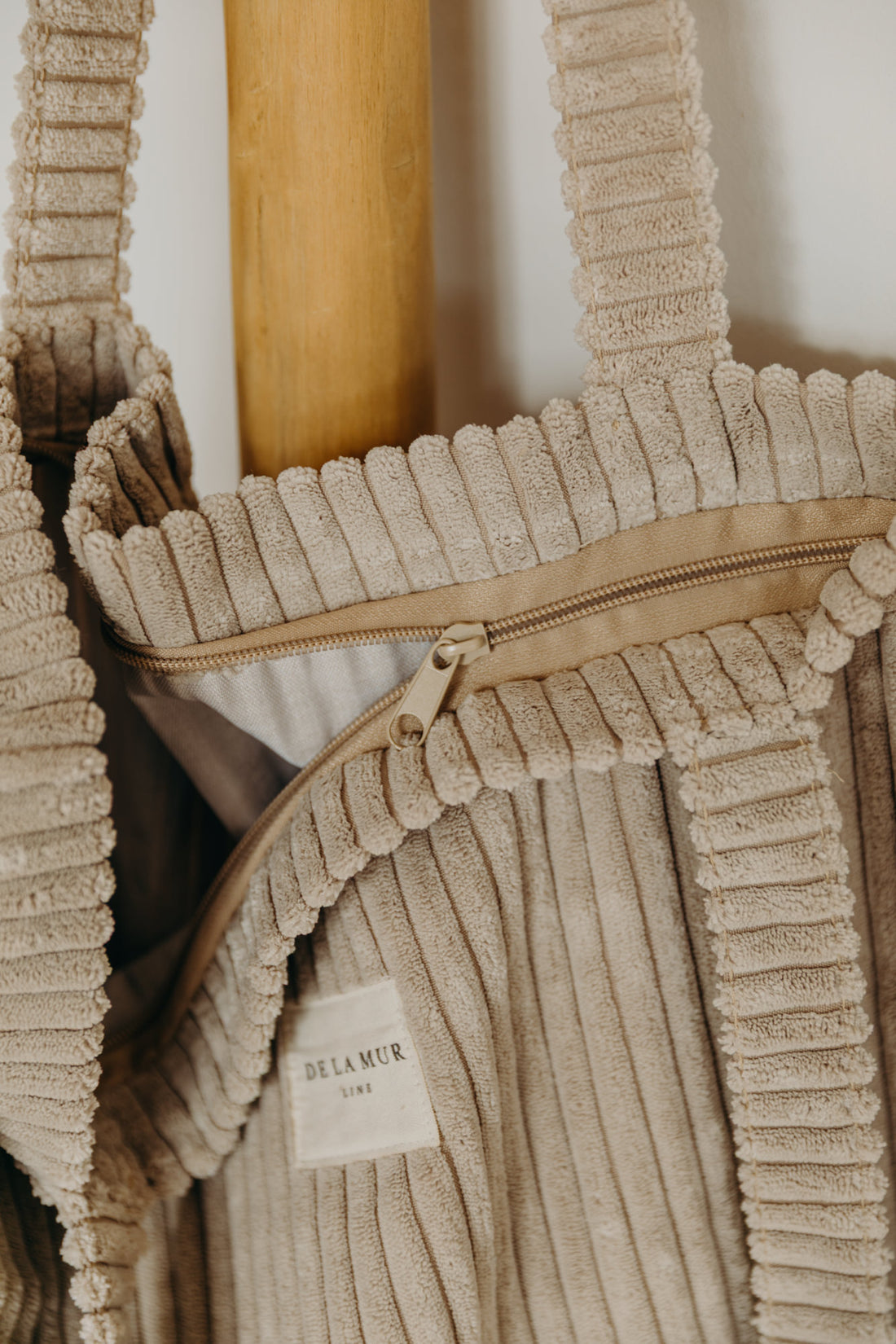 Großer beiger Cord Shopper MOKA mit Reißverschluss Detail