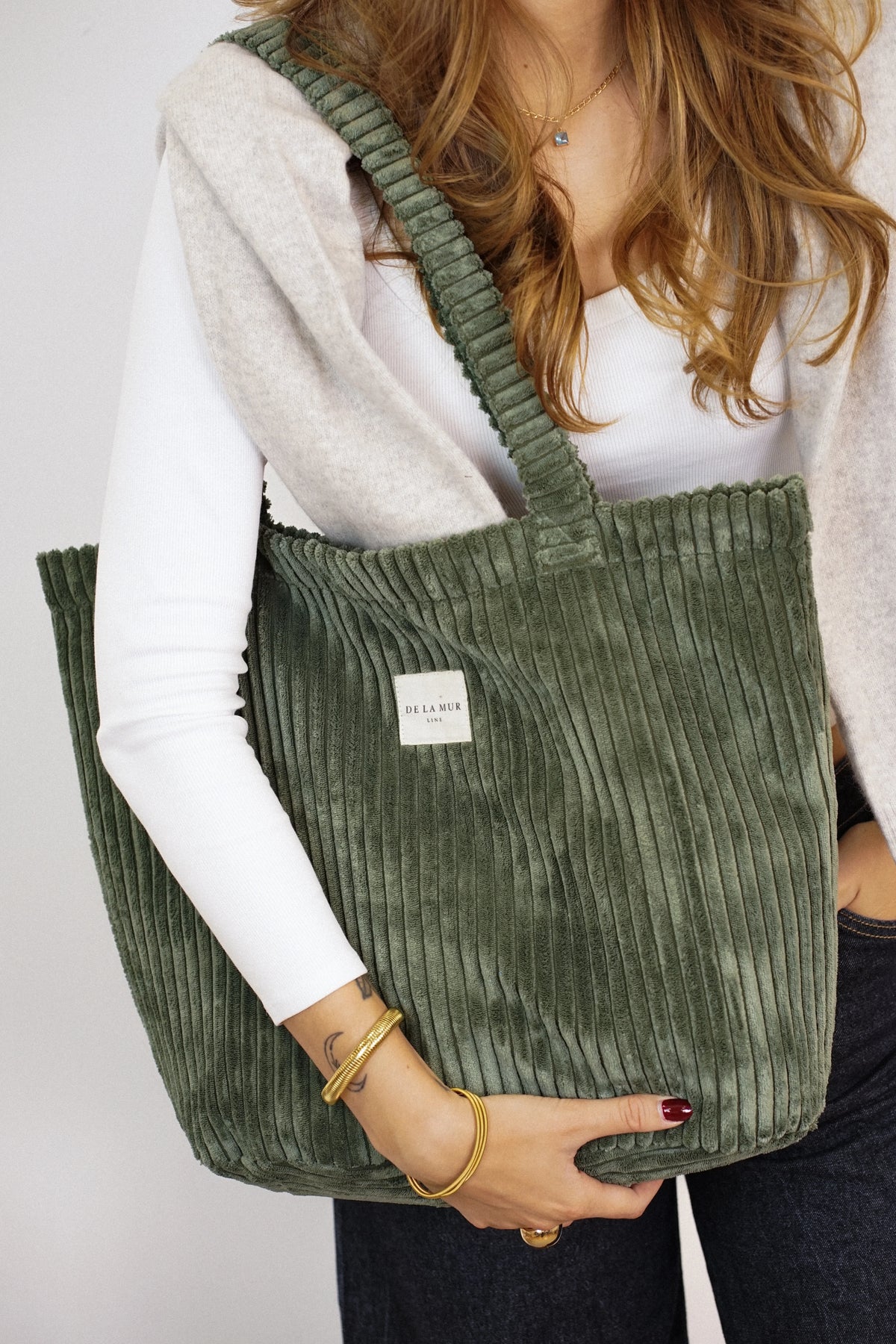Großer grüner Cord Shopper MUSGO mit Reißverschluss getragen