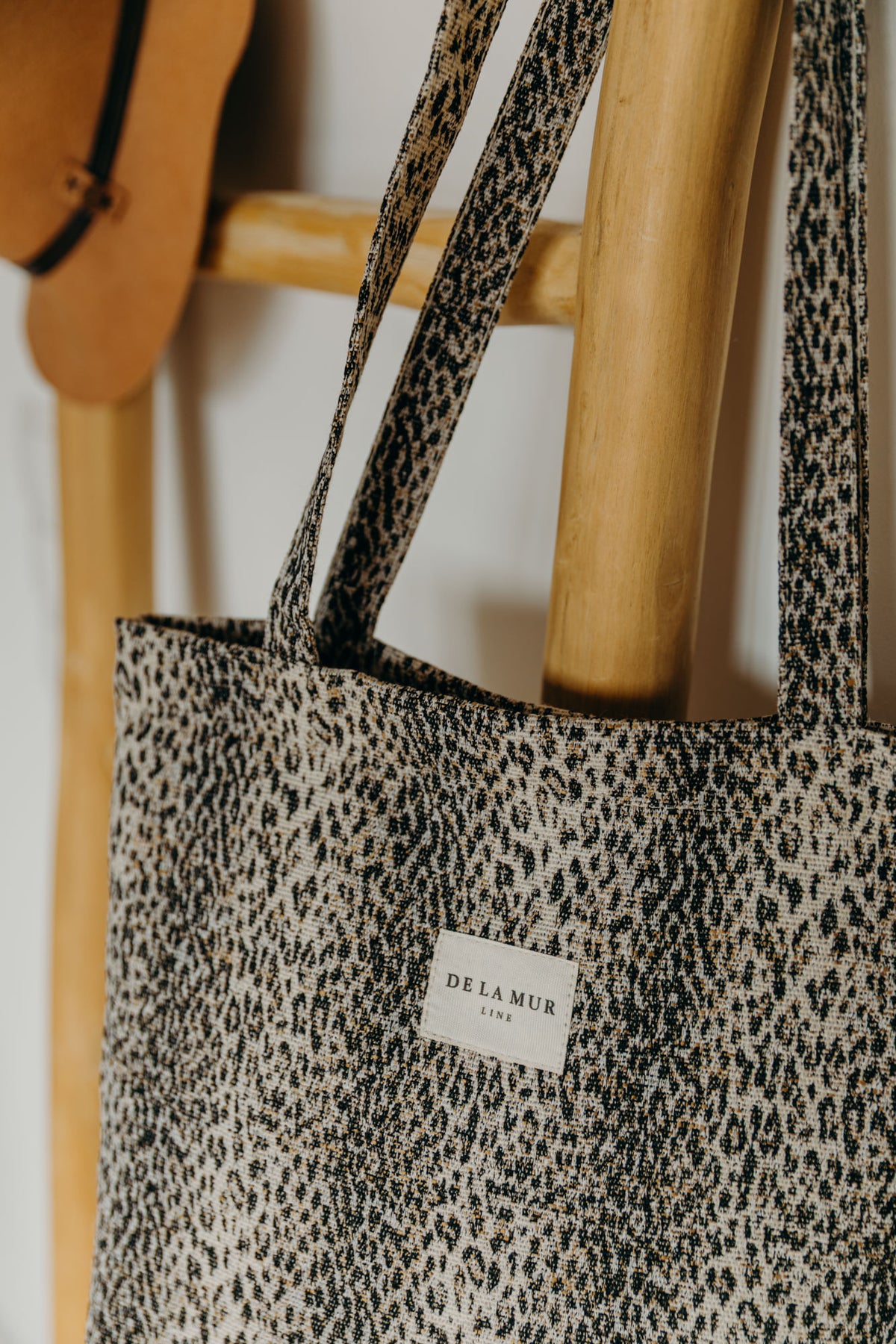 Beige Leo Print Tasche LEO mit Reißverschluss