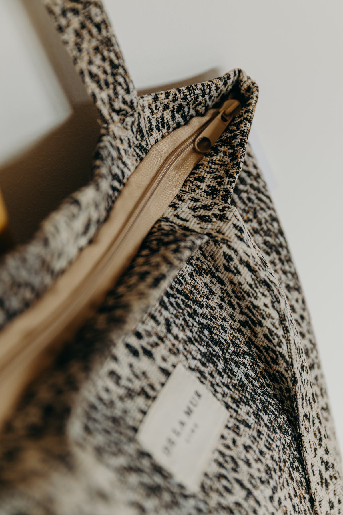 Beige Leo Print Tasche LEO mit Reißverschluss Detail
