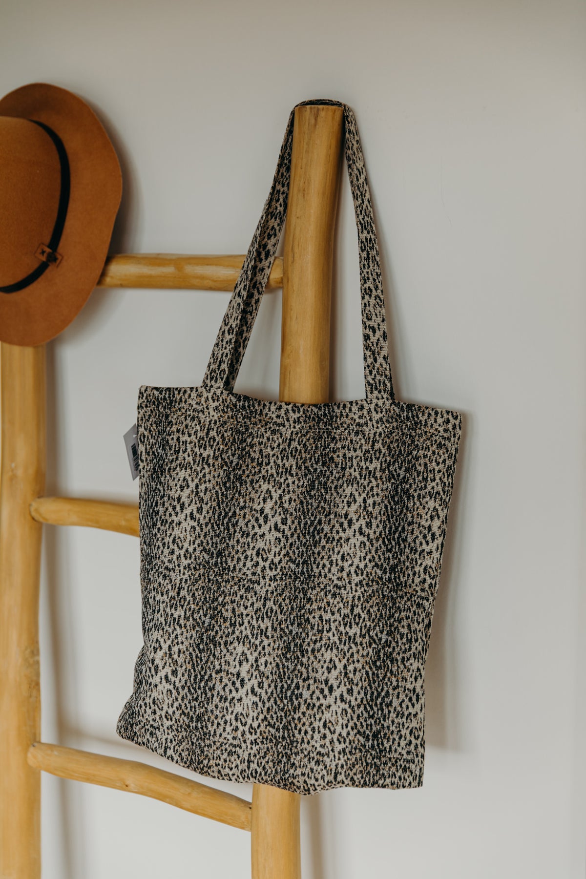 Beige Leo Print Tasche LEO mit Reißverschluss Rückseite