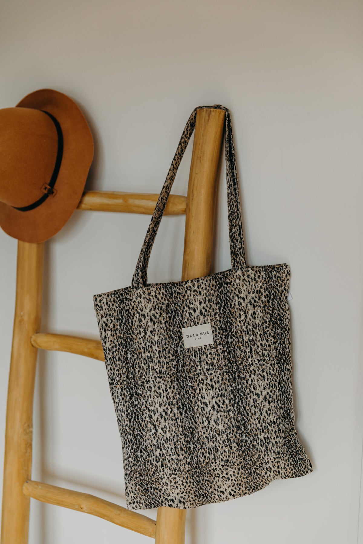 Beige Leo Print Tasche LEO mit Reißverschluss
