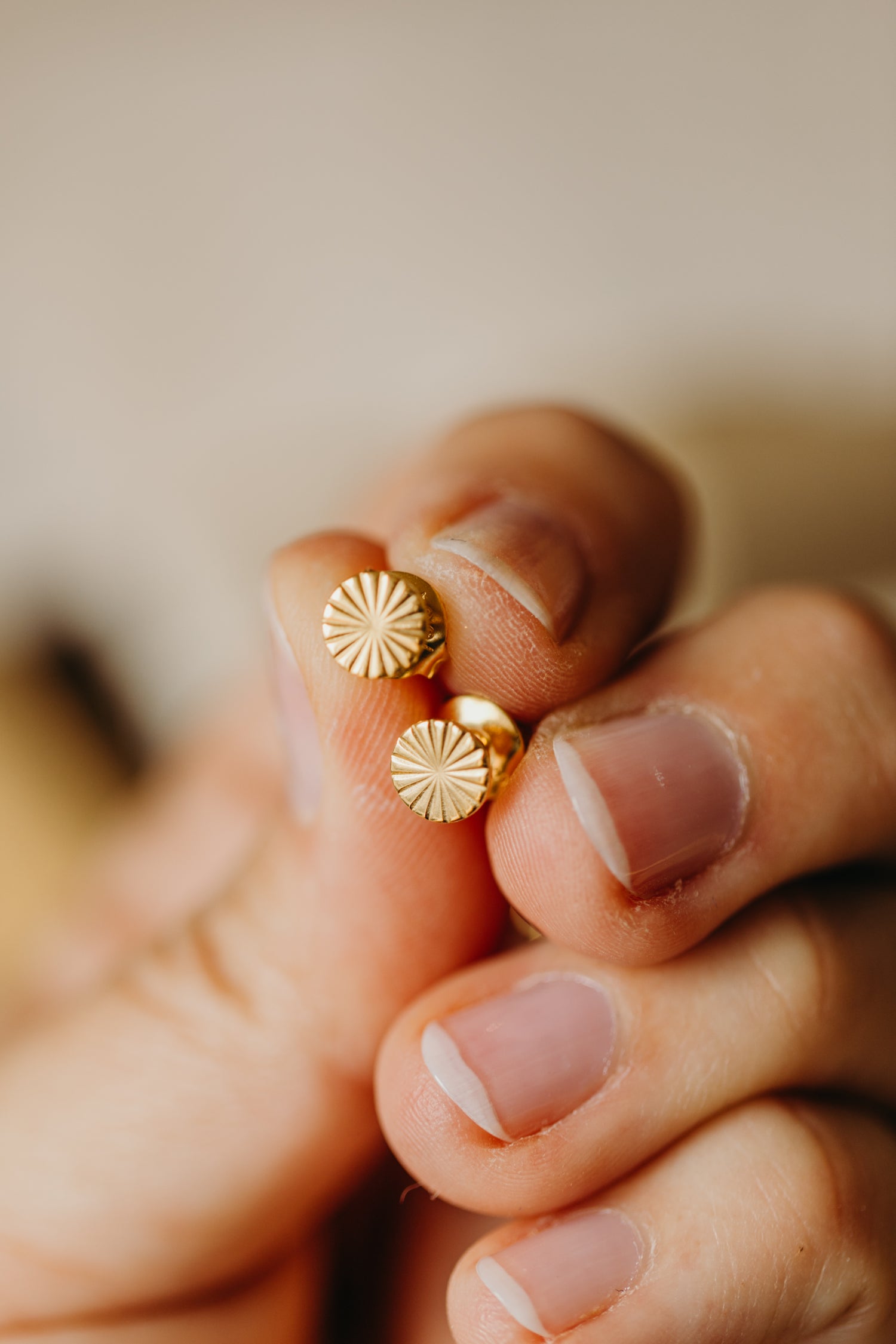 runder Ohrstecker mit filigranem Muster