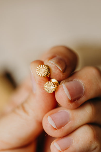 runder Ohrstecker mit filigranem Muster